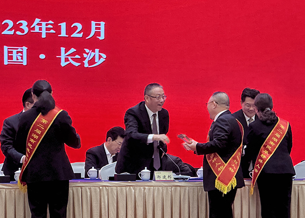 頂立科技董事長(zhǎng)戴煜獲“湖南民革第二屆十大榜樣人物”稱號(hào) (3).jpg 頂立科技董事長(zhǎng)戴煜獲“湖南民革第二屆十大榜樣人物”稱號(hào) (3).jpg